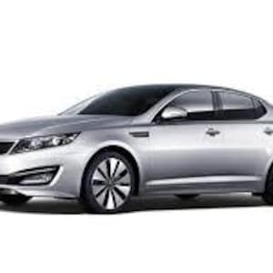 Può includere: Berlina argentata con dettagli neri, caratterizzata da un design elegante e un'estetica moderna. L'auto ha cerchi in lega neri e un tetto nero. Il veicolo è su sfondo bianco.