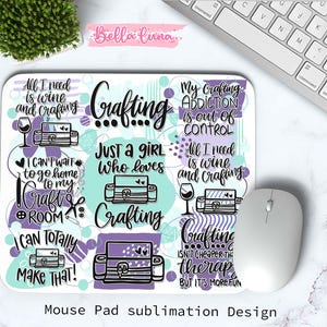 Op de afbeelding: Rechthoekige muismat met een kleurrijk ontwerp. Het ontwerp bevat het woord "Crafting" en zinnen als "All I need is wine and crafting". Er zijn ook afbeeldingen van een bank en wijnglazen. Een computermuis en een toetsenbord zijn zichtbaar.