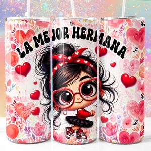 Op de afbeelding: Een witte tumbler met een kleurrijk ontwerp met een cartoonmeisje met een rode bril en een rode strik. De tumbler heeft de tekst "La Mejor Hermana" in een retro-lettertype.