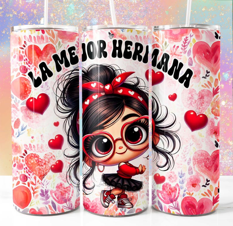 Puede incluir: Un vaso blanco con un dise&ntilde;o colorido que presenta a una ni&ntilde;a de dibujos animados con gafas rojas y un lazo rojo. El vaso tiene el texto "La Mejor Hermana" en una fuente retro.
