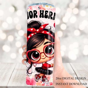 Puede incluir: Un dise&ntilde;o digital de 20 oz con una ni&ntilde;a de dibujos animados con cabello rojo, gafas rojas y una diadema roja y blanca. La ni&ntilde;a lleva un vestido negro y zapatos rojos. El fondo es rosa con corazones y flores blancas. El texto "For Her" est&aacute; en la parte superior del dise&ntilde;o.