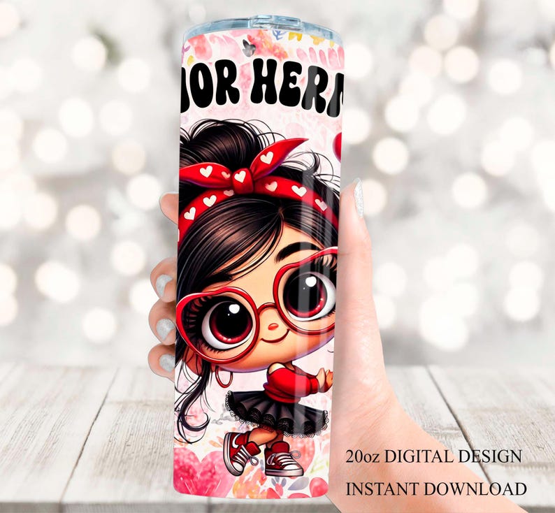 Puede incluir: Un dise&ntilde;o digital de 20 oz con una ni&ntilde;a de dibujos animados con cabello rojo, gafas rojas y una diadema roja y blanca. La ni&ntilde;a lleva un vestido negro y zapatos rojos. El fondo es rosa con corazones y flores blancas. El texto "For Her" est&aacute; en la parte superior del dise&ntilde;o.