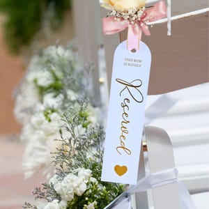 結婚式用のパーソナライズされた座席予約タグ | 場所予約 | 座席ホルダー | ミニマリストニュートラル | DIY | 通路スタイリング | ウェディングサイン