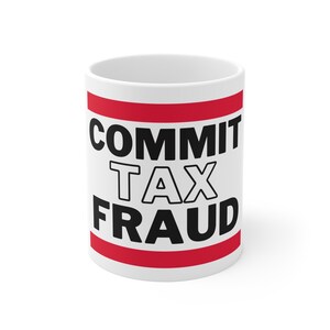 Può includere: Tazza in ceramica bianca con le parole "COMMIT TAX FRAUD" in grassetto nero. La tazza ha una striscia rossa nella parte superiore e inferiore. La tazza è di dimensioni standard.