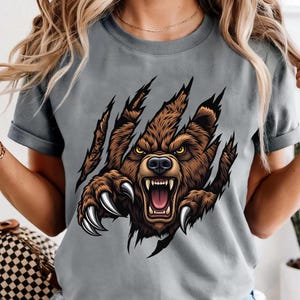 Elevate your clothing designs with this aggressive Chicago bear mascot PNG. Featuring a fierce roaring bear in a bold sports illustration style, this design delivers toughness and urban energy. Perfect for modern streetwear, fan apparel, and edgy graphic tees inspired by Chicago culture.