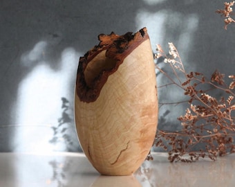 Wunderschöne lebendige Kante Esche Holzvase mit organischer Form und atemberaubender Holzmaserung, handgefertigte Vase für trockene und frische Blumen