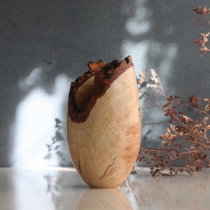 Beautiful live edge ash wood vase with organic form and stunning wood grain, handmade vase for dry and fresh flowers