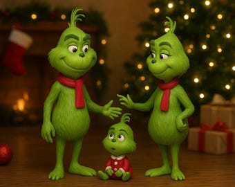 Könnte beinhalten: Drei grüne Grinch-Figuren, jede mit einem roten Schal, stehen zusammen in einer festlichen Szene. Die Grinch-Familie posiert vor einem Weihnachtsbaum und einem Kamin, mit einer roten Kugel und verpackten Geschenken.