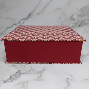 Rode rechthoekige doos met deksel – Grafische en effen stof – Handgemaakte opbergdoos van karton (18 x 16 x 6,5 cm)