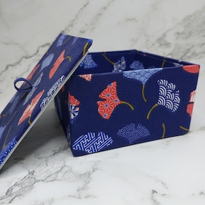 Boîte Carrée en Tissu Imprimé Bleu – Couvercle Amovible – Rangement Pratique et Élégant – 14x14x8 cm – Artisanat Unique