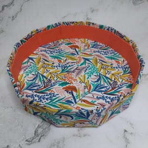 Bandeja pequeña de tela floral – Bandeja de cartón decorativa hecha a mano – Bandeja de servicio o vaciador de bolsillos (20 cm)