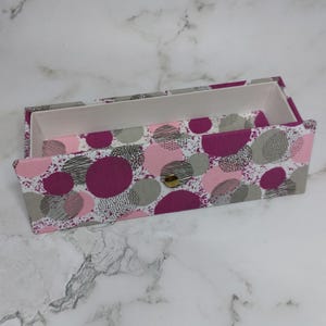 Plumier en Tissu Imprimé – Boîte à Stylos avec Couvercle Amovible – Rangement Pratique et Élégant – Artisanat Fait Main