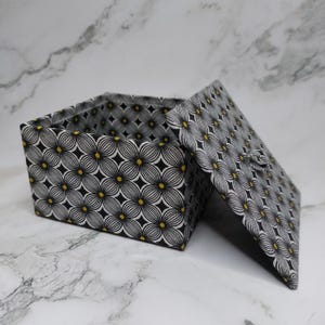 Boîte en tissu fait main – Boîte carrée 10x10 cm avec couvercle – Rangement déco – Cadeau artisanal – Cartonnage
