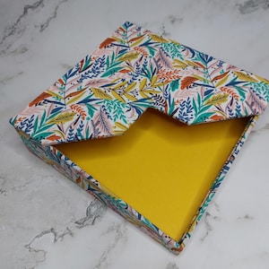 Boîte à serviettes en papier avec couvercle – Tissu floral – Rangement carré fait main en cartonnage (18,5 x 18,5 x 5 cm)