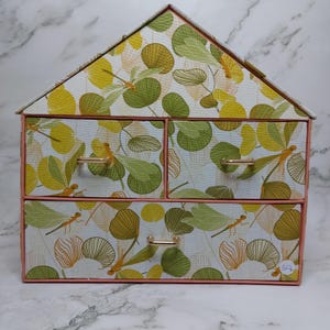 Boîte en forme de maison avec tiroirs – Rangement original fait main en carton et tissu – Boîte à bijoux ou organisateur de bureau