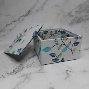 Boîte en carton et tissu fait main – Boîte carrée 10x10 cm avec couvercle – Rangement déco – Cadeau artisanal – Cartonnage personnalisé