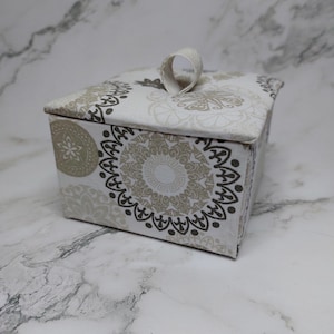 Boîte en cartonnage - carton et tissu - fait main – Boîte carrée 10x10 cm avec couvercle – Rangement déco – Cadeau artisanal