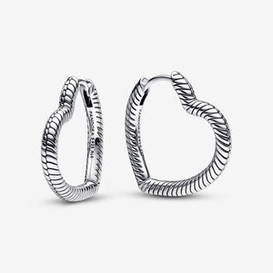 Puede incluir: Un par de pendientes de aro plateados con forma de corazón. Cada pendiente presenta un diseño texturizado en forma de serpiente. Los pendientes están marcados con "PANDORA S925 ALE".