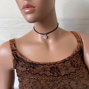Sonnenblume Anhänger Zierliche Minimalistische Halskette, Kleine Sonnenblume Anhänger Choker, Schwarze Kordel Halskette, Blumen Schmuck, nettes Geschenk für Sie