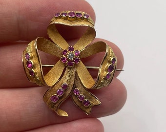 Broche de cinta con rubíes y diamantes en oro de 18 quilates