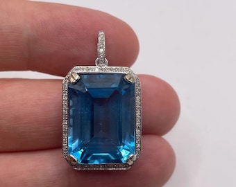18kt witgouden hanger met blauwe topaas en diamant