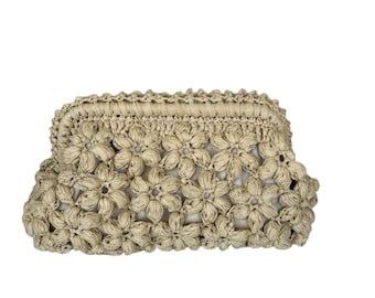 Handgemaakte raffia-clutch: gehaakt zakje van geweven stro met bloemdessin