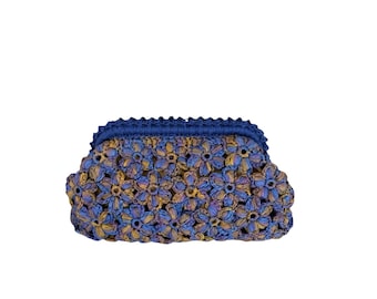 Handgemaakte gehaakte raffia-clutch: geweven zakje met bloemen