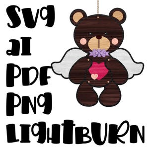 Könnte beinhalten: Ein Holz-Teddybär-Ornament mit Engelsflügeln, einem rosa Herz und einer lila Schleife. Der Bär hat eine Holzmaserung und hängt an einer Schnur. Der Text "SVG, AI, PDF, PNG, LIGHTBURN" ist ebenfalls enthalten.