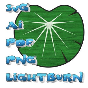 Puede incluir: Un diseño verde en forma de corazón con líneas blancas radiantes y las palabras "SVG", "Ai", "PDF", "PNG" y "LIGHTBURN" en letras azules con forma de burbuja. El diseño tiene una textura de vetas de madera.
