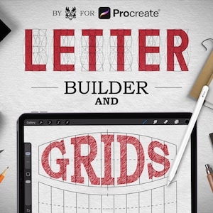 Op de afbeelding: Digitaal kunstontwerp met de tekst "LETTER BUILDER AND GRIDS" in het rood. Een tablet toont een rasterontwerp, met een stylus in de buurt. Andere tools zijn potloden, een liniaal en een kleine kaars.