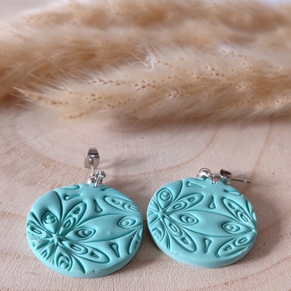 Hell blaue, runde Ohrringe aus Polymer Clay mit Blumenmuster