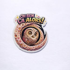 Peut inclure: Un autocollant avec une illustration de hibou détaillée, entourée d'un motif en spirale. Le texte "OH BEN CA ALORS!" est affiché dans une police colorée et ludique. Fond blanc.