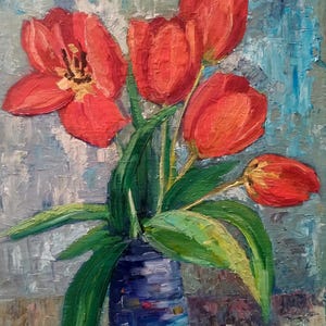 Pintura al óleo original de un ramo de tulipanes en un jarrón. Pintura brillante de flores rojas. Bodegón primaveral.