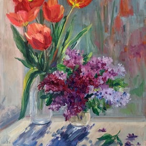 Gemälde von Blumen original Ölgemälde Helle Stillleben Blumenstrauß in einer Vase Rote Tulpen und Flieder Frühlingsblumen Kunstwerk lebendige