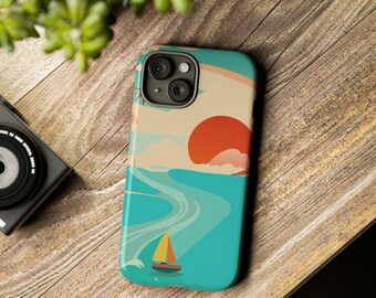 Puede incluir: Una funda para teléfono azul turquesa con un diseño de puesta de sol y velero. La funda tiene un fondo beige con un sol rojo, nubes blancas y un océano azul con un velero blanco. La funda tiene un recorte para la cámara en la esquina superior izquierda.