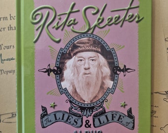 Las mentiras y la vida de Albus es un libro de tapa dura A5,hecho a mano al estilo HP,un regalo para Potterman, un libro de Harry's School of Magic