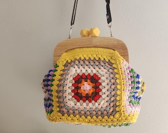 Sac à main coloré grand-mère au crochet, sac de style vintage fait main avec cadre en bois et bandoulière