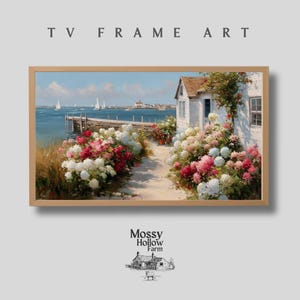 Pode incluir: Impressão artística emoldurada com uma cena costeira com uma casa branca, um cais e veleiros na água. A obra de arte é cercada por flores vibrantes em tons de rosa, vermelho e branco. O texto na parte superior diz "TV FRAME ART".