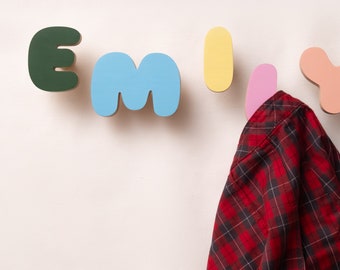 Ganci da parete con lettere in legno, ganci in legno per la stanza dei bambini con il nome, appendiabiti personalizzabile per bambini, decorazioni per la cameretta dei bambini con cartello in legno, saldi del Black Friday con il nome del bambino