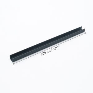 Peut inclure: Un profil&eacute; en U noir mat au design lin&eacute;aire. L'objet pr&eacute;sente un indicateur de mesure clair affichant une longueur de 200 mm, offrant une r&eacute;f&eacute;rence visuelle pr&eacute;cise pour ses dimensions physiques dans un format m&eacute;trique standard.