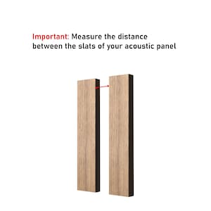 Peut inclure: Deux lattes verticales de panneau acoustique en bois clair avec un grain visible, s&eacute;par&eacute;es par un espace indiqu&eacute; par une fl&egrave;che rouge. Le texte indique : Important: Measure the distance between the slats of your acoustic panel.