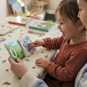 Puede incluir: Un pequeño folleto educativo encuadernado en espiral que presenta una página verde con una letra O punteada y una página adyacente que muestra una ilustración de una persona con un bastón, con texto impreso debajo en letra pequeña.