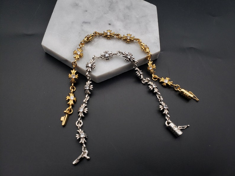 Bracelet fin croix en or et argent style coeurs chromés, style femme, cadeau pour petite amie image 1