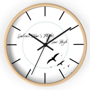 Puede incluir: Un reloj blanco con agujas negras y números romanos. La esfera del reloj tiene un círculo verde con una línea punteada y el texto "Embrace Time's Flight, Soar High." Hay siluetas negras de pájaros volando en el círculo.