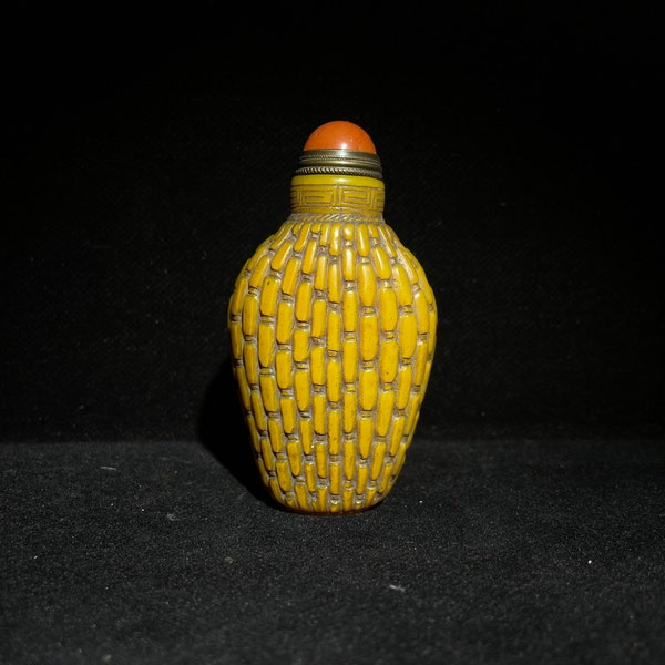 Exquisite Handcrafted Ancient Chinese Glass Snuff Bottle - Rare Antique Treasure, Collectible, and Precious Gift, Y1013