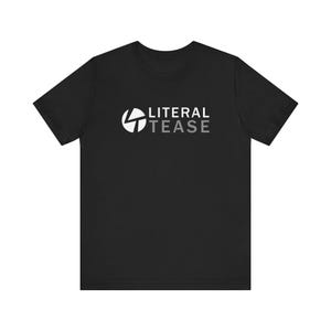 Puede incluir: Camiseta negra con el texto "LITERAL TEASE" en blanco y gris, y un gráfico blanco. La camiseta de manga corta está hecha de un material suave.
