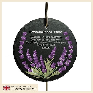 Può includere: Un cerchio di ardesia nero con un disegno di fiori di lavanda e il testo "Nome personalizzato Addio non è per sempre. Addio non è la fine. Significa semplicemente che mi mancherai, fino a quando non ci incontreremo di nuovo."