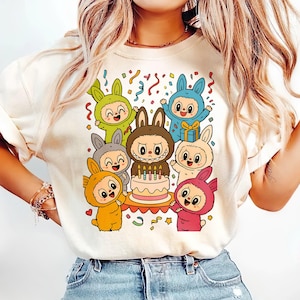 Fiesta de cumpleaños de Labubu PNG, lindo diseño de dibujos animados kawaii para sublimación, clipart de celebración de pastel de Labubu, camiseta imprimible y arte de regalo