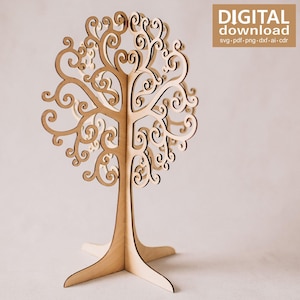 Puede incluir: Una escultura de árbol de madera de color claro con intrincadas ramas de volutas cortadas con láser y una base estable. La esquina superior derecha muestra el texto DIGITAL download svg.pdf.png.dxf.ai.cdr, indicando un archivo digital.