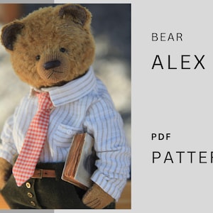 Puede incluir: Un oso de peluche marrón con una camisa de manga larga a rayas blancas y grises, una corbata de cuadros rojos y blancos y pantalones verde oscuro con botones. El oso sostiene un libro pequeño. El texto dice BEAR ALEX PDF PATTERN.